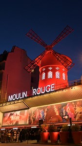 Le célèbre cabaret parisien du Moulin Rouge, qui a vu ses ailes tomber fin avril, a inauguré vendredi soir ses nouvelles pales avec un spectacle de French Cancan devant plusieurs centaines de touristes et voisins, à près d'une semaine du passage de la flamme olympique devant l’établissement du pied de la butte Montmartre. | Agence France-Presse