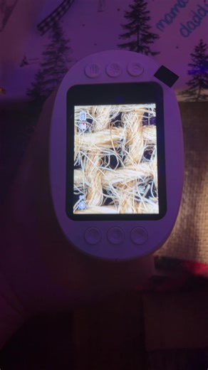 Gift Idea: a handheld kids’ microscope — because everything is interesting when you’re two, and this turns that curiosity into a tiny science lesson 🤍🔬✨ Leaves, rocks, crumbs, fabric, bugs (from a very safe distance 😅)… suddenly the whole house becomes something to explore. It encourages observation, patience, fine motor control, and early STEM thinking without feeling like “learning.” Just a small tool that invites big wonder, slow discovery, and lots of “whoa, mama look at this!” moments. P