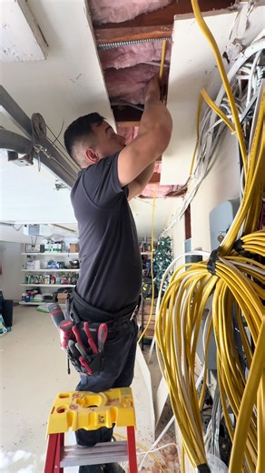 Kitchen circuits powered the right way 👷‍♂️ WR Electric quality work!