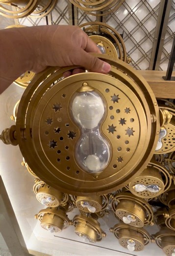 ⏳✨ Time-Turner popcorn bucket spotted in the Wizarding World Another really cool display piece… especially if you’re into Harry Potter Feels like one of those you don’t need but still end up wanting 😅 I might have to come back for this one @Universal Orlando Resort @Harry Potter #universalorlando #harrypotter #wizardingworld #popcornbucket #themeparkmerch