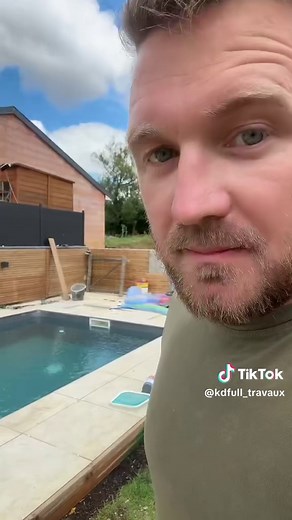 Comment bétonner un poteau en bois pour une porte lourde