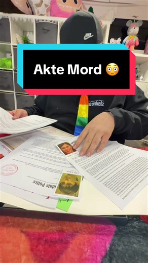 🕵️ Cold Case – Eine todsichere Geschichte Ein ungelöster Mord. Echte Beweise. Nur ihr könnt den Täter entlarven. Tauche ein in einen realistisch inszenierten Kriminalfall, durchsuche Zeitungsartikel, Zeugenaussagen und Beweise – und löse einen Mord, der seit Jahrzehnten ungeklärt ist. Spannung wie in einer True-Crime-Doku, aber du bist der Ermittler. 🔥 Warum du es brauchst: ✔ Perfekt für Krimi- & True-Crime-Fans ✔ Ideal für Spieleabende, Dates oder Solo-Rätsel ✔ Realistische Story, sofort spie