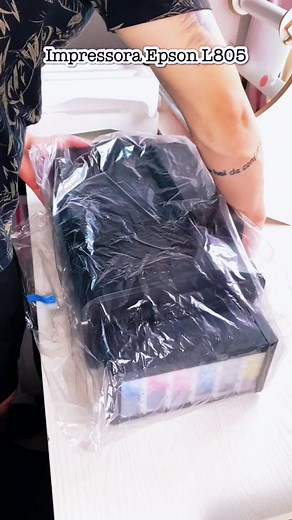 sublimacion_negocio on Instagram: "Con una Epson L805 adaptada para DTF puedes personalizar polos, gorros y mucho más 👕🔥 Ideal para empezar tu negocio o ampliar tu catálogo 💼 📲 Comenta "yo quiero" o entra al enlace de mi perfil para unirte al taller gratuito 🚀 #dtf #emprender #sublimacion #camisetaspersonalizadas #dtfprinting #epsonl805 #negociopropio #tallergratis #emprendimientodigital"