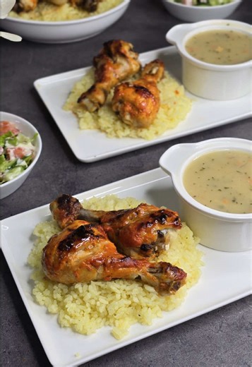 Kofshë Pule me Oriz! 🍗🍚 Produktet e kësaj recete i gjeni online me ZBRITJE në Viva Fresh Store. https://online.vivafresh.shop/recipe_details/?id=19 Përbërësit: • 8 kofsha pule • 3 lugë gjelle Kos Taze • 1 lugë gjelle pastë domate • 2 lugë gjelle vaj • 1 Mëlmesa Italianno • 2 gota (nga 250 ml) Oriz Italianno • 75gr Margarine Italianno • Ujë • 1 paketim supë me perime Bonita • Tranguj • Domate • Sallatë e gjelbër Përgatitja Kofshët e pulës Fillimisht pastroni mirë kofshët e pulës. Në një enë të 