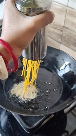 घर पर बनी क्रिस्पी भुजिया, बिल्कुल हल्दीराम जैसा स्वाद GharKaTaste #BhujiaLove #CrispySnacks #views