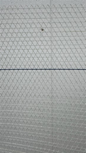 Zofi fasády | Specialista na zateplení fasád on Instagram: "Tříosá perlinka? Ano, a je to mnohem zásadnější rozdíl, než si myslíte🏠. Pokud zateplujete a nechcete za pár let řešit popraskanou omítku, tohle by vám nemělo uniknout💡. Webertherm 3Force je první triaxiální skleněná tkanina na trhu – vlákna vedená ve třech směrech pod úhlem 120° dávají armovací vrstvě mnohem vyšší pevnost, stabilitu a lepší rozložení napětí. Co to znamená v praxi?🏠 ✅ méně prasklin, i v citlivých místech kolem oken a