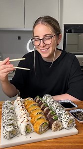 SUSHI CASERO: Te enseño el paso a paso, para que puedas hacer tu propio sushi 🍣✨ • Hacer Sushi puede parecer tarea difícil, pero te aseguro que es un proceso muy divertido! A su vez, salen un montón de piezas y, depende de donde suelas pedir delivery, o que ingredientes hayas comprado para hacerlo, puede que te termine saliendo mucho mas económico! 🍱 • Vas a necesitar: - 2 Tazas de Arroz Koshikirari o Doble Carolina (400gr Aprox) 🍚 - Misma cantidad de Agua (2 Tazas) 💧 - 50 ml Vinagre de Arro