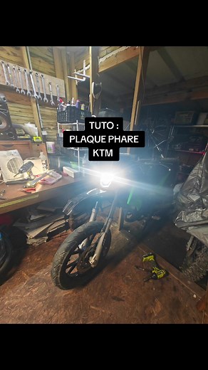 Installation de plaque phare KTM sur Derbi