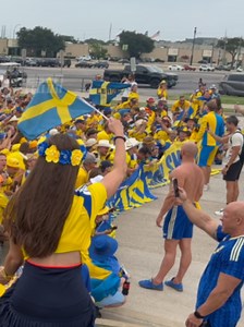 Suecia vs Japón: hinchada sueca en Texas antes del partido