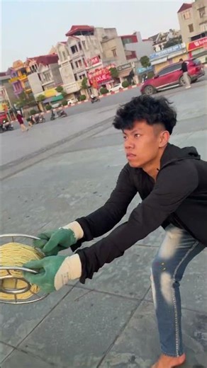 Hai released the kite string too quickly, almost causing it to slip. #layangan #patang #kiteflyin...