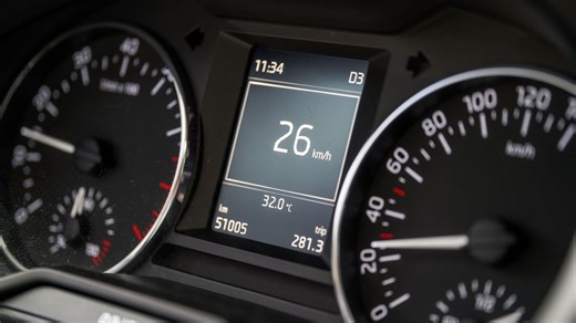 Le bloqueur de compteur kilométrique : la nouvelle escroquerie aux voitures d’occasion - RTBF Actus