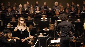 Norma heeft haar laatste noot gezongen.🎶 Dankjewel aan onze fantastische cast, het koor, het orkest, de toegewijde crew achter de schermen en natuurlijk aan jullie, ons publiek. We hopen dat jullie net zo genoten hebben van de schoonheid van Norma als wij. Norma gemist of heimwee naar de iconische aria Casta Diva? ✨ Geniet nog een keer van Anna Princeva’s indrukwekkende Soprano Assoluta en haar betoverende vertolking van deze legendarische aria. Kippenvel! Klaar voor een volgende muzikale hoogt