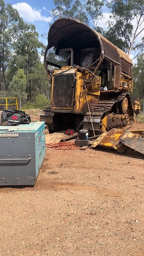 Restoring an Old Dozer for Continued Operation | Mechanic and Boilermaker Expertise