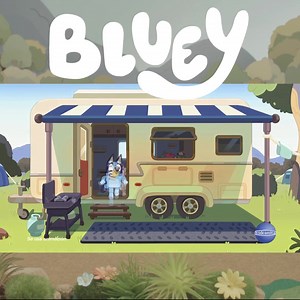 ¡Prepárate para las aventuras en caravana con Bluey's Caravan Adventures! 🚐💨 Este emocionante playset motorhome es perfecto para toda la familia y viene con un montón de sorpresas. ¡Pliega el techo para revelar un segundo piso con literas para descansar! Gira la parte trasera de la camioneta para abrir la cocina equipada con un horno lleno de comida deliciosa, sillas, mesa y todo lo necesario para una cena junto a la fogata. Personaliza la caravana con los stickers incluidos y crea tu propio e