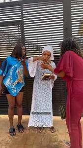 Her fl@tem@te has been the one h0.L.d.i.ng her m@rri@ge in her hand b@g t@king it any where she g0es t0 | Krazemama FAM