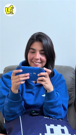 Anbernic rg40xxh Sirve para emular hasta algunos títulos de psp, pasando por Dreamcast, fbneo, Nintendo ds etc. Valor: $ 130.000 Valor Incluye: consola Tarjeta de 64G Kingston Bolsito de transporte Funda protectora La tarjeta sd va cargada con el sistema operativo y lista de juegos creada y revisada desde 0. Para comprar la tuya mándame un mensaje. Cualquier duda o consulta no dudes en dejármela en los comentarios. Próximamente les mostraré nuestra Trimui smart pro y la Powkiddy V10 #Retro #retr