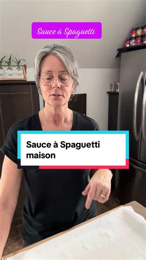 Sauce à spaghetti simplement Isa Ingrédients * 3 lbs de viande hachée (mélange bœuf, veau) * 1 gros oignons, hachés * 2 courgettes coupées en petits * 1 bte 398 ml tomates en dées * 1 boîte de pâte de tomate (156 ml) * 1 bte de jus tomates 1.36 L 1 bte de 540 ml * 1 bte de sauce tomates 500 ml * 2 tasses de céleri en dés * 2 tasses de carottes râpées ou en dés fins * 2 poivrons (rouge ou vert), en dés * 400 gr champignons frais hachés * 2 gousses d’ail frais * 3 c. à soupe de sucre (équilibre l’