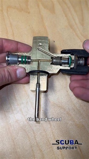 Ever thought about what happens inside a scuba cylinder valve? 🤿🔧 It’s one of the smallest parts of your setup, yet it controls every breath you take underwater. A simple rotation opens a precision-machined channel that releases air only when your regulator calls for it. Clean, strong, reliable engineering — and absolutely essential to safe diving. Big thanks to @divingwithwesley for breaking it down so clearly 🙌✨ . . . . . . #scubadiving #scubagear #tankvalve #divekit #scubatank #divegearbre