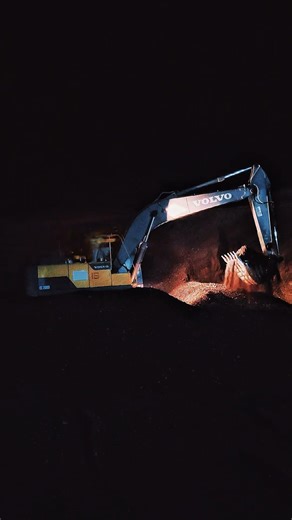 night duty 🤩 Excavator machine short #xcavator #youtubeshorts #excavator #machinerychannel