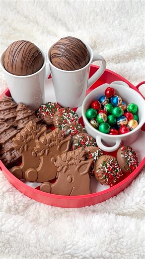 Planning a cozy Christmas movie night? Don’t forget the chocolate. 🎅🏻🍫 | Sarris Candies