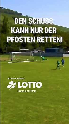 Den Schuss kann nur der Pfosten retten!