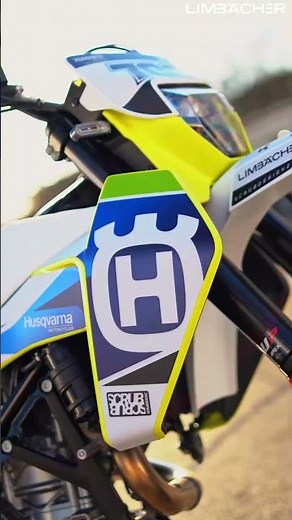 Ein erster Einblick in die womöglich erste 2026er 701 Supermoto mit Custom-Dekor.
