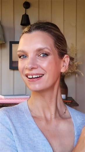 What’s in my makeup bag, and why you probably don’t need to spend over a hundred quid on foundation drops. 😬 Some outrageously gorgeous bases here for a fraction of le price. 😍 Comment “video” and I’ll send you the link to the full makeup video including demos of the products and a great eyeshadow palette that’s a good match to the Becca one I love so much! 💪 Feat. Lisa Eldridge Skin Tint in shade 7, Vieve Complexion Balm in 200, Rare Beauty contour in “Gentle”, Sweed Blush in Cheeky, Hourgla