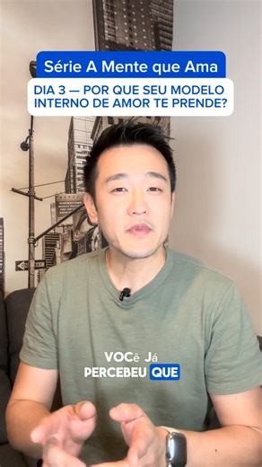 Marcio Akyama | Saúde Mental on Instagram: "Antes de amar alguém, você aprendeu como amar. E essa aprendizagem começou muito antes de você ter consciência disso. O seu cérebro criou um modelo interno de amor baseado nas primeiras relações da sua vida — na forma como você foi visto, acolhido, ignorado, elogiado, punido ou silenciado. Esse modelo funciona como um mapa emocional: ele te diz o que esperar, como reagir, quando recuar, quando insistir… e, principalmente, o que você acredita ser necess