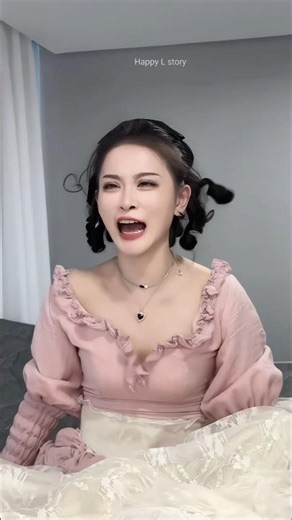 It Was 2AM… And She Suddenly Stretched Her Neck for the Pillow