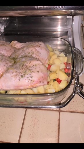 Bonsoir Encore une journée formation qui se termine Encore demain et je vais pouvoir reprendre mon retard sur mon blog Au menu ce midi ✅ betteraves rouges à la vinaigrette ✅ cuisse de poulet cuite avec des de pommes de terre , poivrons verts surgelés et coulis de tomate maison J’ai tout mis dans l omnicuiseur et hop en cuisson pour 50 minutes tandis que je bossais sur mon dossier ✅yaourt nature fait maison ✅ mûres cuites avec du miel Et chez vous …quoi de bon ce midi ? #chezvanda #platdujour #om