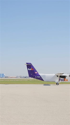 Un nouveau chapitre décolle au Canada ! 🛫 FedEx s’envole vers de nouveaux horizons avec le lancement du C408 SkyCourier, désormais en service entre Winnipeg et Thunder Bay. Ce nouvel appareil offre plus de capacité, une meilleure fiabilité, et une efficacité renforcée — au service des entreprises et des collectivités de la région. Et ce n’est qu’un début : d’autres liaisons suivront bientôt, pour densifier notre réseau à travers le pays. Bienvenue à bord, C408 ! 💜 #FedEx #FedExCanada #C408 #Av