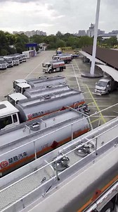 Introducing our high-quality fuel tank truck series: strong tank body with anti-corrosion coating, reliable pumps and valves, precise fuel delivery system, and multiple safety protections. Factory direct supply with competitive prices — customizable tank capacity, chassis type, and configuration according to your needs. We support overseas export and provide all necessary documents, delivery service, and product video demonstrations upon request. | 汽车起重机