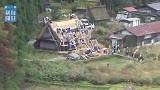 白川郷：合掌集落のかやぶき屋根ふき替え 村民ら１６０人で