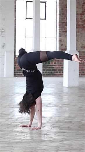 Learned to handstand and want a challenge? Try this sequence! The straddle to tuck sequence is one of the simplest shape transitions, but also one of the hardest to get smooth and controlled. And due to the lower centre of mass, it’s one of the best to start with if you’re new to changing leg shapes. Try to focus on all things arriving at the same time. This means avoid closing the hips before you are done tucking the knees, or the knees end up in their final alignment before the hips close full