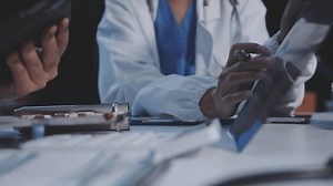 医患双方正在探讨疾病症状问题诊断的会诊与患者谈药物及治疗方法。