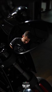 Comfort isn’t just about the seat you’re on — it’s about how you travel. 😎 The feeling of riding light, knowing exactly where everything is, and never needing to dig through a backpack at a red light. Traveling comfortably means keeping what matters within reach: keys, phone, wallet, sunglasses — ready when you are. ✔ That’s why we created the Smart Tank Bag: a compact, leather tank bag that blends style, practicality, and craftsmanship. It attaches in seconds, stays exactly where it should, an