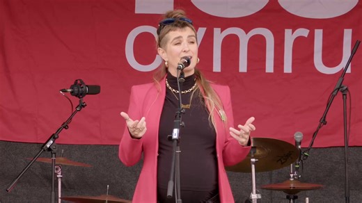 🌟 Tara Bandito yn siarad a chanu 'Rhyl' yn y rali ar ôl yr Orymdaith dros Annibyniaeth yn Y Rhyl, 18 Hydref 2025. 🌟 Watch Tara Bandito speak and sing her song 'Rhyl' at the rally following the March for Independence in Rhyl, 18 October 2025. Join YesCymru: https://www.yes.cymru/join | YesCymru