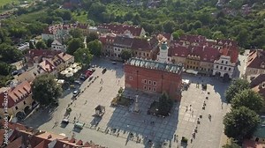 Sandomierz stare miasto. Rynek, kamienice, w oddali rzeka Wisła. Jedno z najstarszych miast w Polsce. Średniowieczna, gotycka i renesansowa zabudowa. 4k aerial video