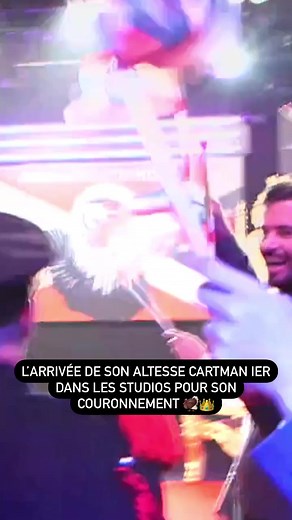 Cartman Ier vient d’arriver dans les studios pour son couronnement, et le public l’accueil en chantant l’hymne officielle du Cartmanistan 🦃✨ | Fun Radio