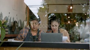 Looking through the coffee shop window, the woman who owns the bakery sits in front of the computer, retired mother about accounting every evening to manage the coffee shop's income and expenses.