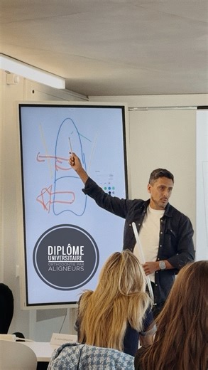 🎓🦷✨ D’un rêve… à la réalité 😊 Le Diplôme Universitaire d’Orthodontie par Aligneurs ( en collaboration avec @pgo_ucam et @dr_waddah_sabouni ) représente pour moi bien plus qu’une formation académique. C’est la rencontre entre deux passions profondes : l’orthodontie et la transmission. Pendant des années, j’ai voyagé pour apprendre. J’ai investi du temps, de l’énergie, du travail — toujours avec cette volonté de progresser, d’affiner, d’élever mon niveau. Je rêvais, chez moi, d’une salle de cou
