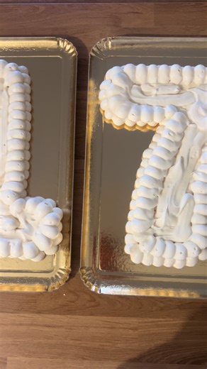 Numbers Pavlova 17 ans ! Fruits rouges exotiques pour un anniversaire inoubliable. Meringue parfaite, cœur fondant, explosion de saveurs #pavlova #swanbypavlova77 #gateau #patisserie