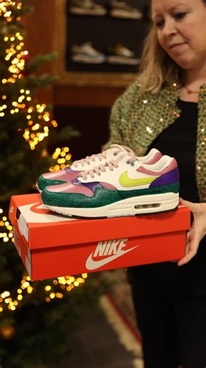 Customization workshop for teams. One of the coolest team building activities right? Last year we hosted this workshop for a group of 40 persons. Interested in doing such a workshop with your team/company? Send an email to info@vijzbespokes.com 📧 | Vijz