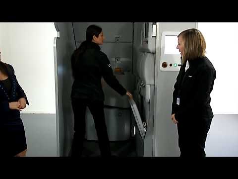 Apertura de puertas en caso de evacuacion de un avion.MOV