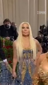 1.1M views · 10K reactions | La cantante lució un vestido Versace de cadenas doradas para la Met Gala, y aunque logró tener la atención sobre ella, había alguien en particular que no dejó de vigilar a Cardi B: Donatella Versace. | íconos | Facebook