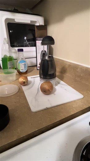 Farberware Food chopper #dollarama #vegetablechopper #chopper #vegetablecutter #kitchengadgets #kitchen #kitchenappliances #kitchenware #kitchentools #kitchentool #shoponline #wonderchef #vegetableslicer #quickandeasy #kitchenaccessories #healthyfood #kitchenlife #cookwithpride #wonderchefindia #ecommerce #azzamanhousehold #bestprices #inexpensive #fruitcutter #cutter #slicer