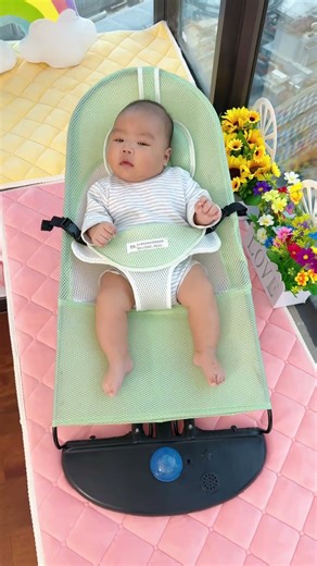 Baby Rocking Chair Cozy Seat with Soothing Motion #momlife #babygear #baby #parentinghacks