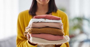 8 astuces pour défroisser des vêtements sans fer à repasser