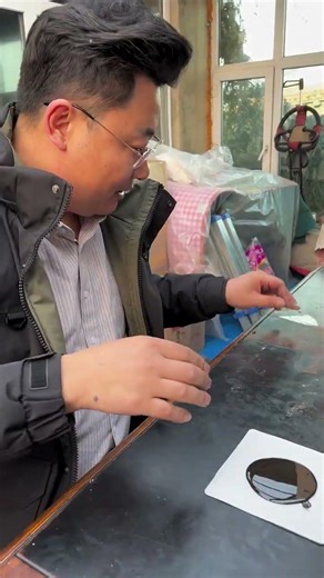 Precision Liquid Pouring Process | Skilled Technique Demonstration in Professional Workshop