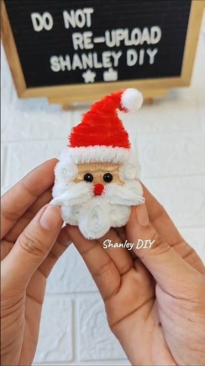 How to make santa claus using pipe cleaner or fuzzy wire #pipecleanercrafts #pipecleanerart